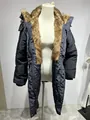 Vue détaillée d'un manteau d'hiver avec un grand col en fausse fourrure sur mannequin - S / Hauts / Bleu