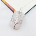 Detalle macro del árbol de la vida envuelto en hilo de plata sobre cuarzo rosa - Colgante de Cuarzo Rosa / 1 Pieza / Cuarzo rosa