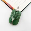 Detalle del colgante de piedra verde con diseño de Árbol de la Vida hecho a mano. - Colgante de Aventurina Verde / 1 Pieza / Aventurina Verde