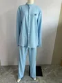 Detail der blauen gerippten Langarm-Herren-Kombi aus Hemd und Hose am Mannequin - S / Oberteil Und Unterteil / Hellblau
