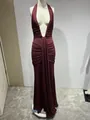 Vue détaillée d'une élégante robe dos nu bordeaux avec décolleté en V profond et plis - XS / Robes / Rouge Cerise