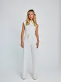 Vista frontal de un elegante mono blanco sin mangas con cinturón a juego para mujer - 3XL / Monos / Blanco