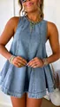 Vue détaillée d'un ensemble en jean sans manches bleu avec des bijoux dorés tendance. - S / Haut Et Bas / Bleu clair