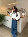 Vue de style de vie d'un jean bleu à jambes larges avec broderie étoile unique sur le côté. - S / Bleu foncé