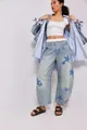 Vue détaillée d'un jean tonneau ample avec imprimés étoiles bleues et une coupe taille mi-haute. - S / Bas / Nouvelle Étoile / 0,1