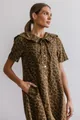 Vista detallada del vestido denim de leopardo de manga corta para mujer - S / Vestidos / Marrón Oscuro