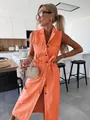 Longue robe en jean orange sans manches avec boutonnage frontal et ceinture à nouer. - Orange