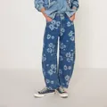 Women's casual loose barrel leg denim jeans with all-over vintage floral daisy print - Blue Background Floral