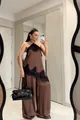 Elegante completo in raso marrone con pizzo nero e dettaglio orlo asimmetrico raffinato - Taglia S / Top E Pantaloni / Marrone chiaro