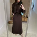 Elegante completo due pezzi marrone scuro con camicia a maniche lunghe e gonna lunga - Caffè
