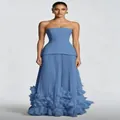 Robe de soirée bustier bleu clair avec ourlet floral 3D et jupe plissée. - Bleu Tons Gris
