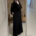 Elegante outfit da donna tutto nero con camicia a maniche lunghe e gonna lunga dritta - Nero
