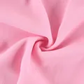 Gros plan sur un tissu en mousseline rose fluide montrant une texture plissée fine. - S / Bas / Rose Clair