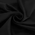 Texture détaillée du tissu en soie glacée satinée noire avec un éclat élégant et drapé. - S / Bas / Noir