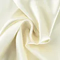 Detaillierte Nahaufnahme von cremeweißem Satinstoff mit elegantem Glanz und Textur - S / Beige