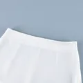Detailopname van de minimalistische hoge tailleband van deze witte rechte lange rok - S / Bottoms / Wit