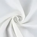 Macro-opname toont de gladde textuur en de elegante val van de witte rokstof - S / Bottoms / Wit