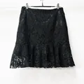 Dettaglio del pizzo floreale e dell'orlo a balze su questa elegante gonna nera midi. - XL / Pantaloni e gonne / Nero
