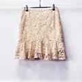 Elegante trama in pizzo beige e dettaglio orlo a balze di una minigonna estiva chic - Taglia S / Pantaloni e gonne / Rosa nude