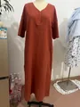 Détail d'une robe longue ample en coton et lin orange brûlé avec col en V - Rouge Brique