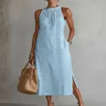 Detailansicht eines hellblauen ärmellosen Maxikleides mit weißer Stickerei vorne. - S / Kleider / Hellblau