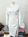 Dettaglio dell'abito bianco monospalla con eleganti arricciature e spacco laterale - Taglia S / Vestiti / Bianco