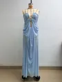 Vista detallada de un vestido largo halter de malla transparente azul claro en un maniquí de costura. - S / Vestidos / Azul