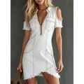 Elegante vestido corto vaquero blanco con hombros descubiertos, cuello en V y flecos - S / Vestidos / Blanco