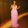 Sexy rosafarbenes transparentes Maxikleid mit Neckholder und metallischen Kettendetails - S / Kleider / Rosa