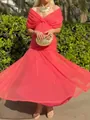 Elegantes korallenrotes schulterfreies plissiertes Maxikleid mit fließendem Rock für den Sommer. - S / Kleider / Rot
