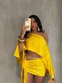 Elegante set da vacanza giallo acceso in due pezzi con top monospalla e gonna a portafoglio - Giallo