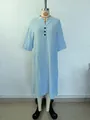 Detail van lichtblauwe katoen-linnen midi-jurk met V-hals en knoopsluiting - S / Dresses / Lichtblauw