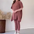 Detalle del conjunto de punto malva con top de murciélago y leggings a juego - Rojo carmín
