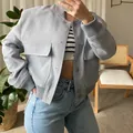 Detalle de chaqueta bomber azul claro para mujer con bolsillos grandes y puños. - Gris Pizarra