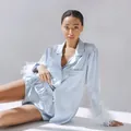 Ensemble de pyjama en satin bleu clair élégant avec bordure en plumes amovible pour femme. - S / Haut Et Bas / Bleu