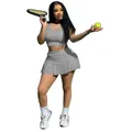 Ensemble de sport gris deux pièces avec débardeur ajusté et jupe de tennis plissée - Gris