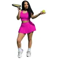 Ensemble de sport deux pièces rose vif avec débardeur court et jupe de tennis plissée. - Rose rouge