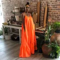 Elegante vestido largo naranja sin mangas con tirantes finos y un bajo con volantes a capas. - S / Vestidos / Naranja