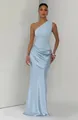 Vue détaillée d'une élégante robe longue en satin bleu clair à une épaule plissée - XS / Robes / Bleu clair
