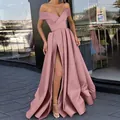 Detailansicht eines eleganten rosa Satin-Abendkleides mit schulterfreiem Design und Beinschlitz - Rosa