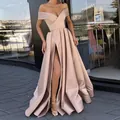Elegantes schulterfreies Abendkleid aus champagnerfarbenem Satin mit hohem Schlitz - Aprikose