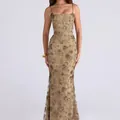 Vista detallada de un elegante vestido de noche con bordados florales y lentejuelas - S / Vestidos / Camel