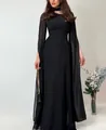 Elegantes Abendkleid-Detail mit transparenten Schlitzärmeln und fließendem Chiffon. - XS / Kleider / Schwarz