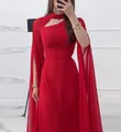 Detailaufnahme einer eleganten roten Chiffon-Abendrobe mit Kapuzenärmeln und Ausschnitt - XS / Kleider / Rot