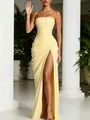 Elegante vestido largo plisado palabra de honor amarillo pálido con abertura lateral alta - S / Vestidos / Amarillo