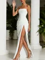 Elegante vestido largo blanco sin tirantes con frunces y detalle de abertura alta - S / Vestidos / Blanco