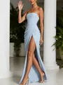 Elegante vestido largo palabra de honor en azul claro con abertura alta y detalle drapeado. - S / Vestidos / Azul cielo