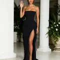 Eleganter schwarzer trägerloser Maxikleid mit Schlitz, ideal für formelle Sommergalas. - Schwarz
