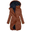 Detailweergave van een bruine winterparka met capuchon en dikke blauwe imitatiebont. - Tan
