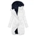 Detail van een stijlvolle witte winterjas voor dames met een dikke marineblauwe fleecevoering. - S / Tops / Wit